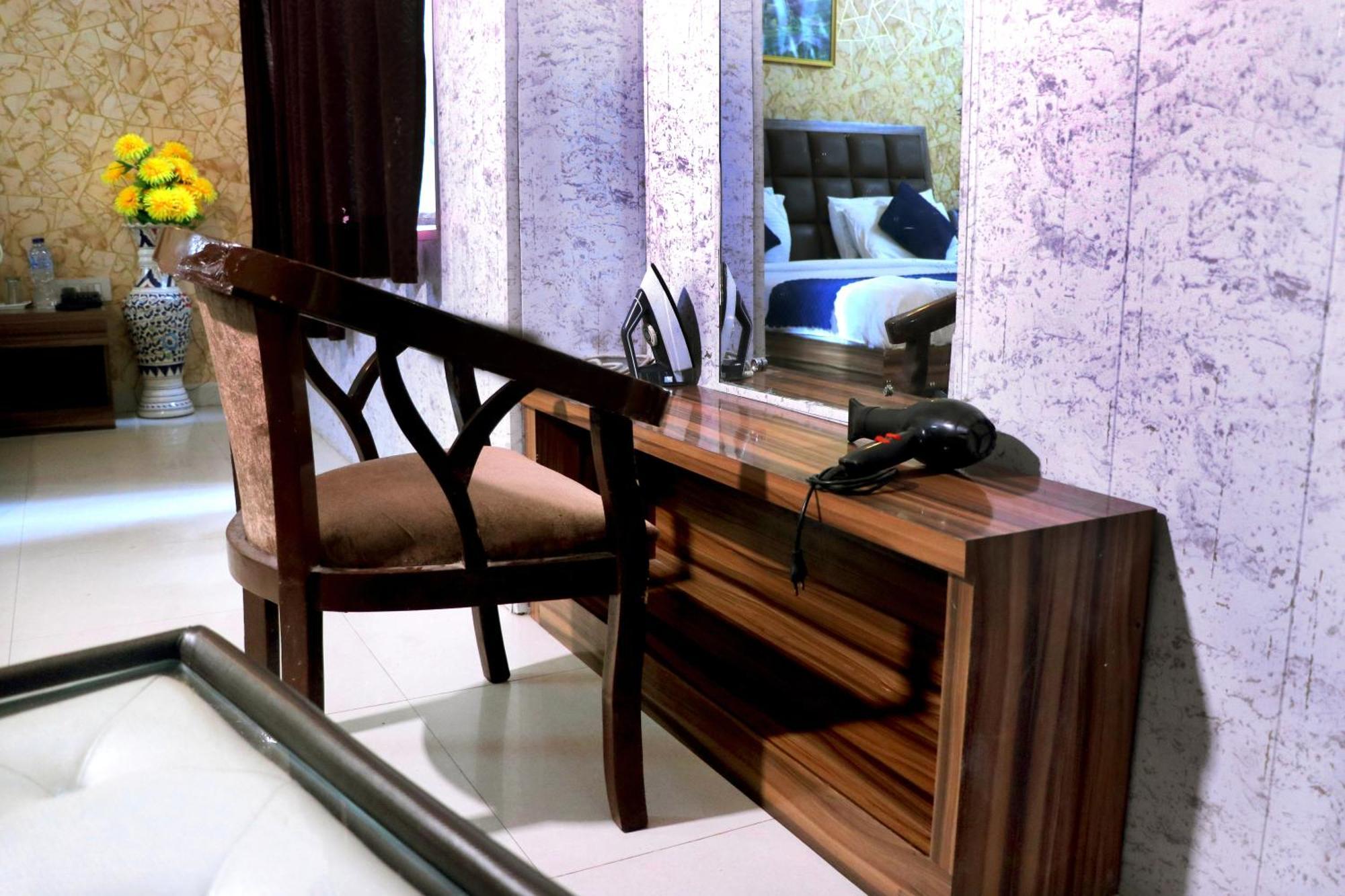 Hotel Panache Матура Екстериор снимка
